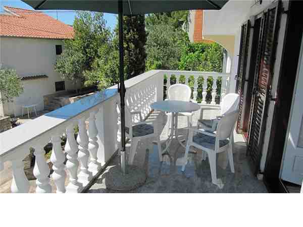 Ferienwohnung 'Apartment Zora 2 (4 + 2 P) - strandnah, günstig' im Ort Pirovac